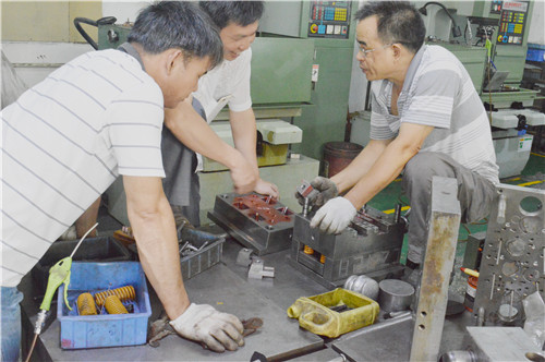 模具產(chǎn)品注塑